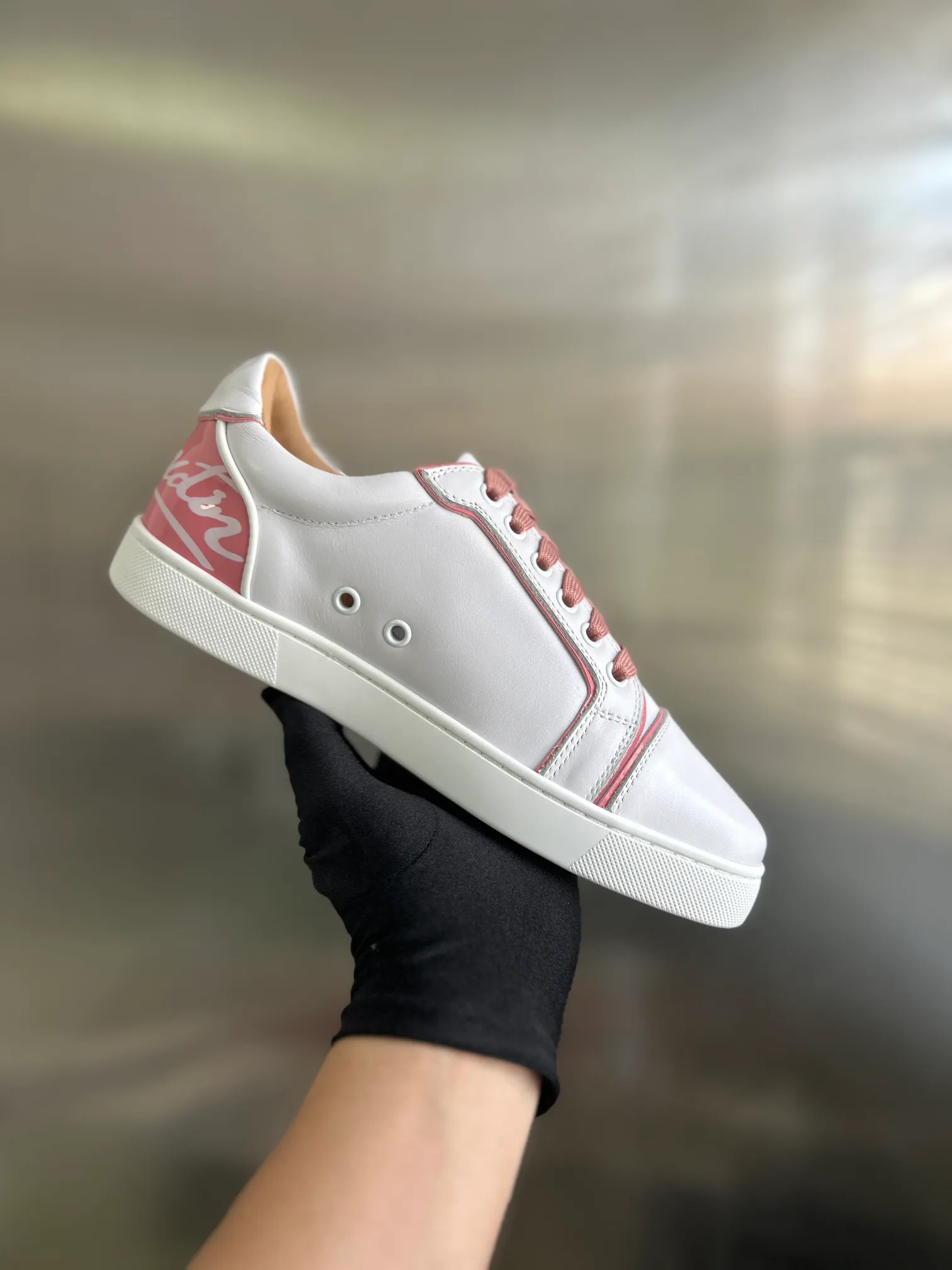 👟👟Ex-factory price 680👟👟 ╔Low-top back printed pink and white model╗ ·Top version customization·²⁰²²𝐬𝐬 𝑪𝒉𝒓𝒊𝒔𝒕𝒊𝒂𝒏 𝑳𝒐𝒖𝒃𝒐𝒖𝒕𝒊𝒏 ▪️No matter the last shape, fabric, diamonds, nails, lining, outsole, they are as close as possible to ZP... ▪️The original sole is specially provided by the original factory ▪️The lining is imported water-dyed cowhide ▪️Private customization time is about 3-7 days —————— Size: Women's 35M-41M Men's 38M-47M, half size can be customized